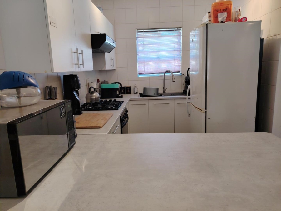 To Let 2 Bedroom Property for Rent in Uitzicht Western Cape